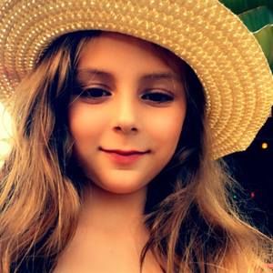 Meet your Posher, Claudia